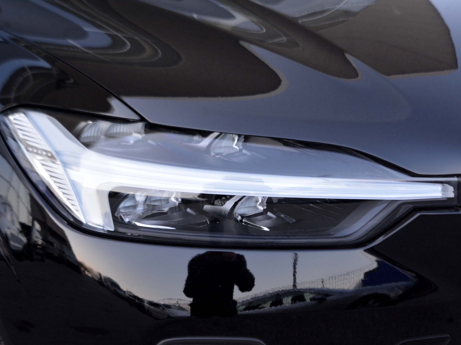 23 - Volvo XC60 2.0 b4 core automatico