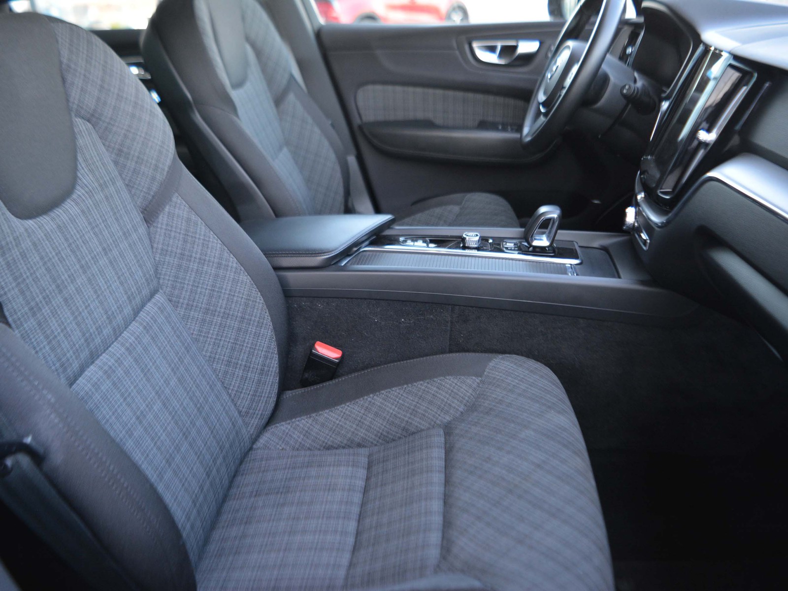6 - Volvo XC60 2.0 b4 core automatico