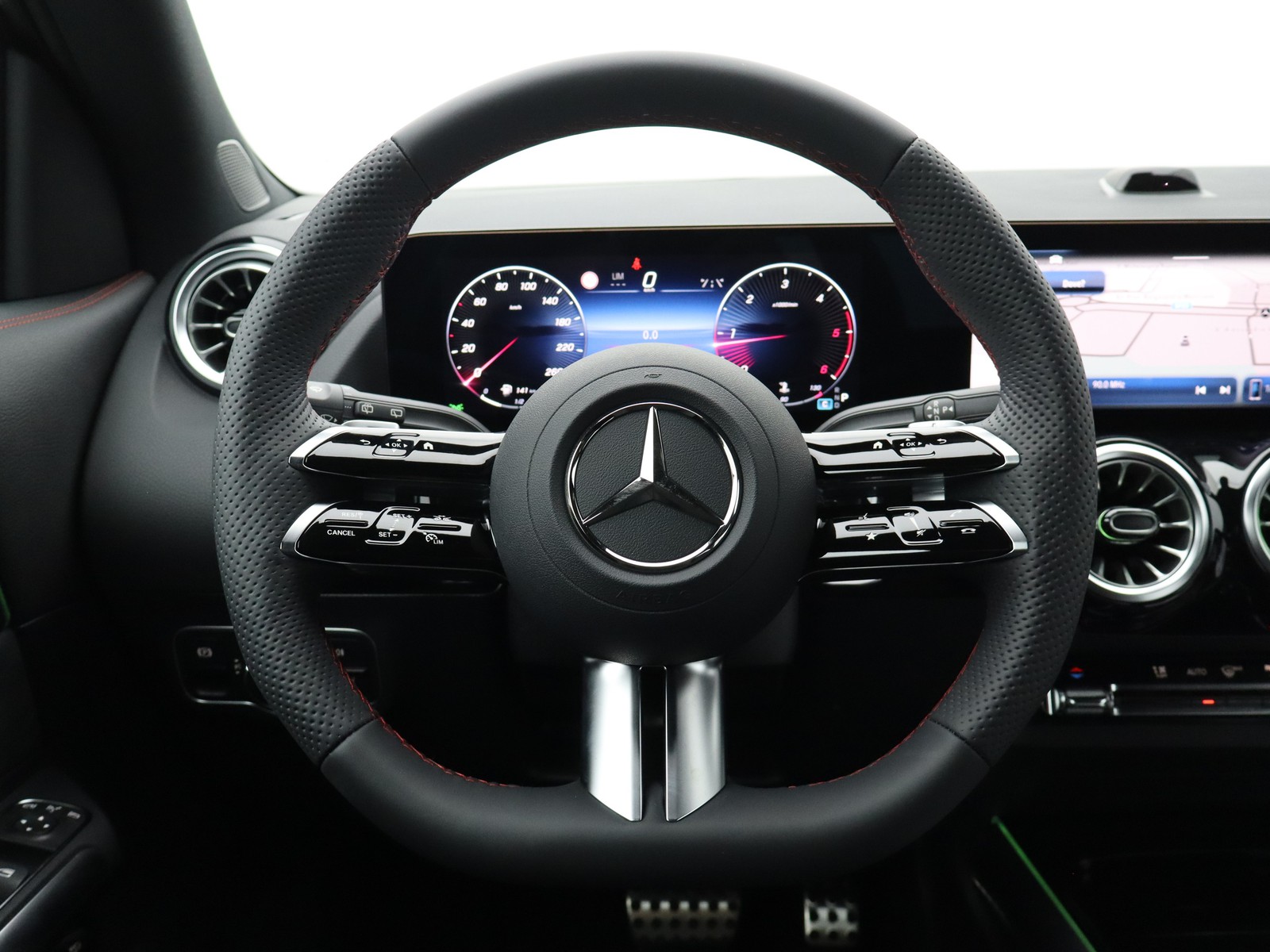 17 - Mercedes GLA 200 d amg line extra 8g-dct