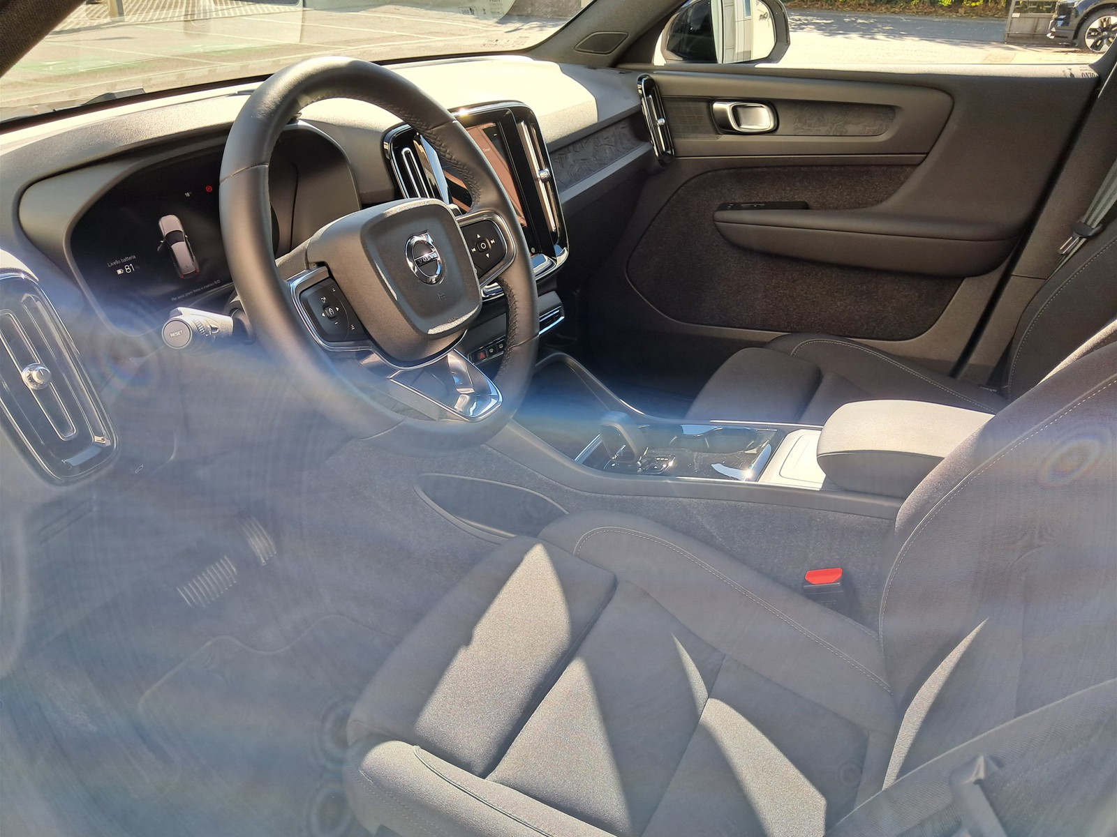 16 - Volvo XC40 82kwh twin motor plus awd edt