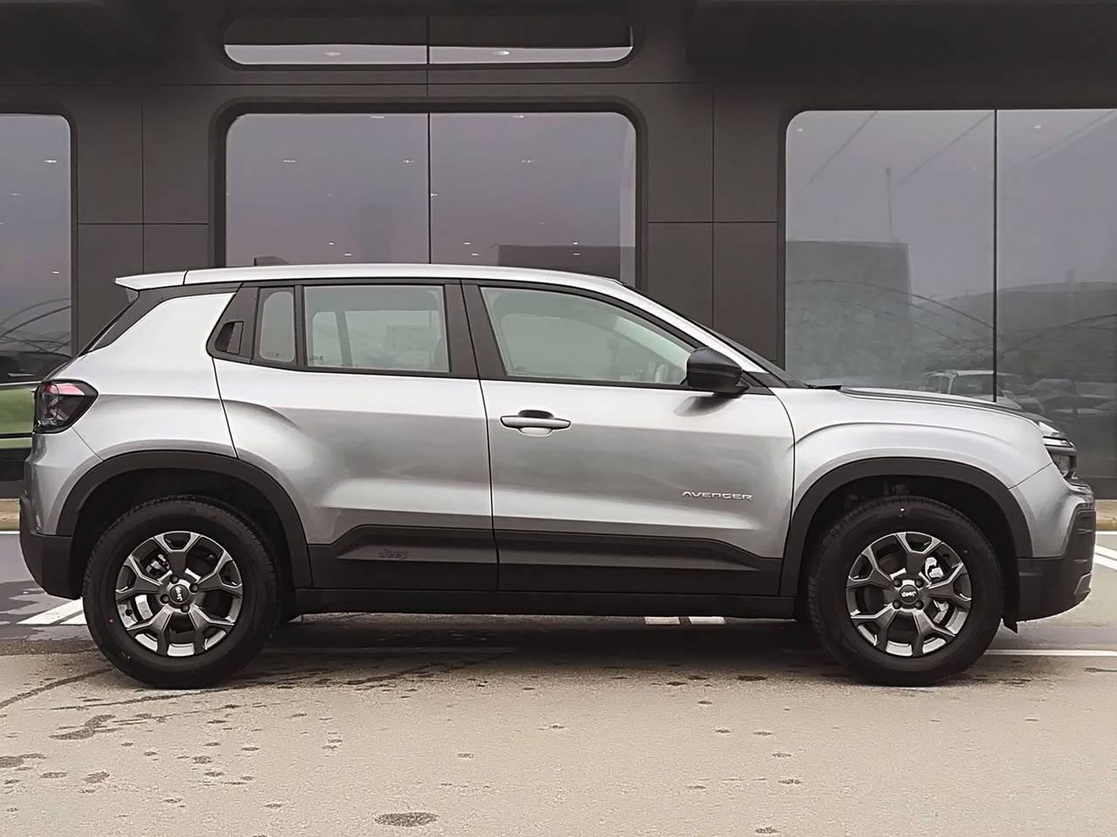 4 - Jeep Avenger 1.2 turbo 100cv longitude fwd