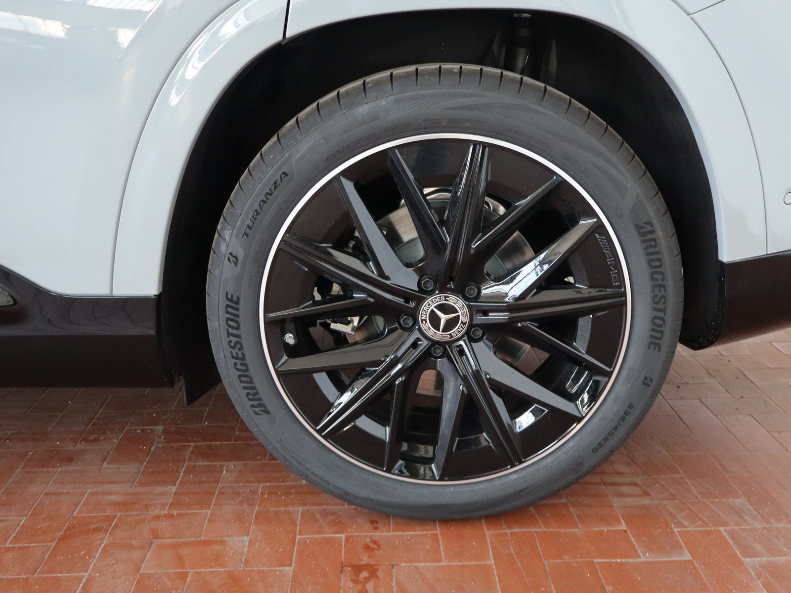 4 - Mercedes GLB 200 advanced plus 8g-edct