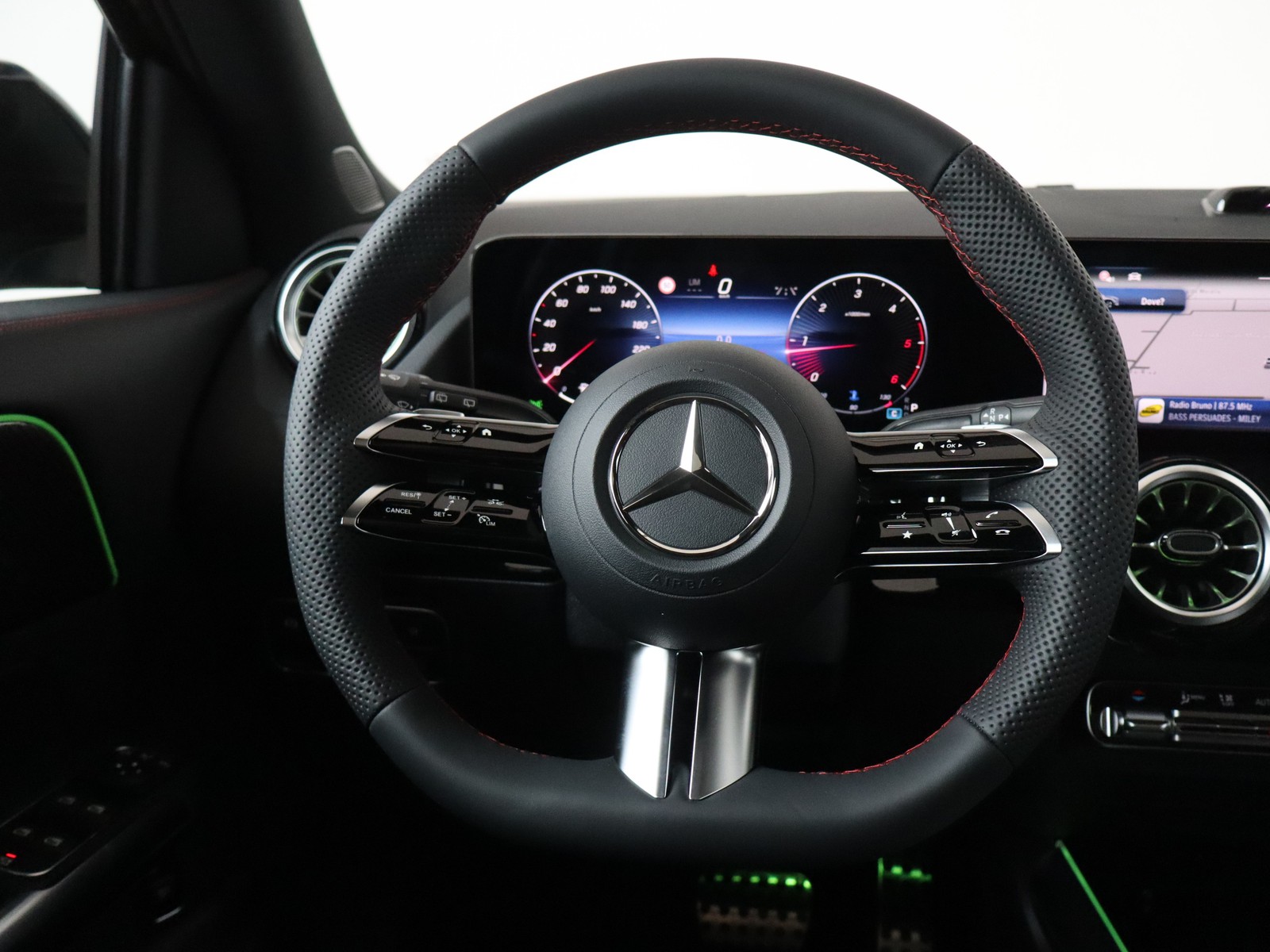 17 - Mercedes GLA 200 d amg line extra 8g-dct