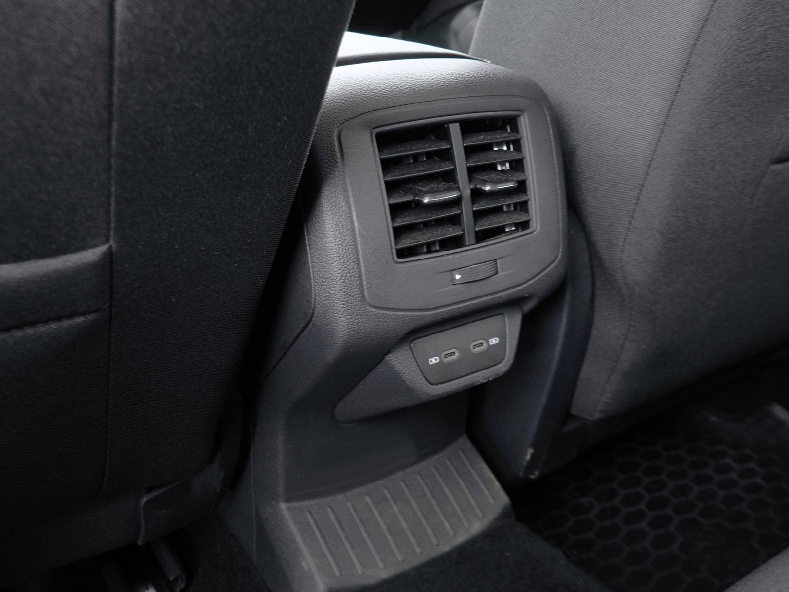 27 - Volkswagen T-Roc 1.5 tsi act style dsg