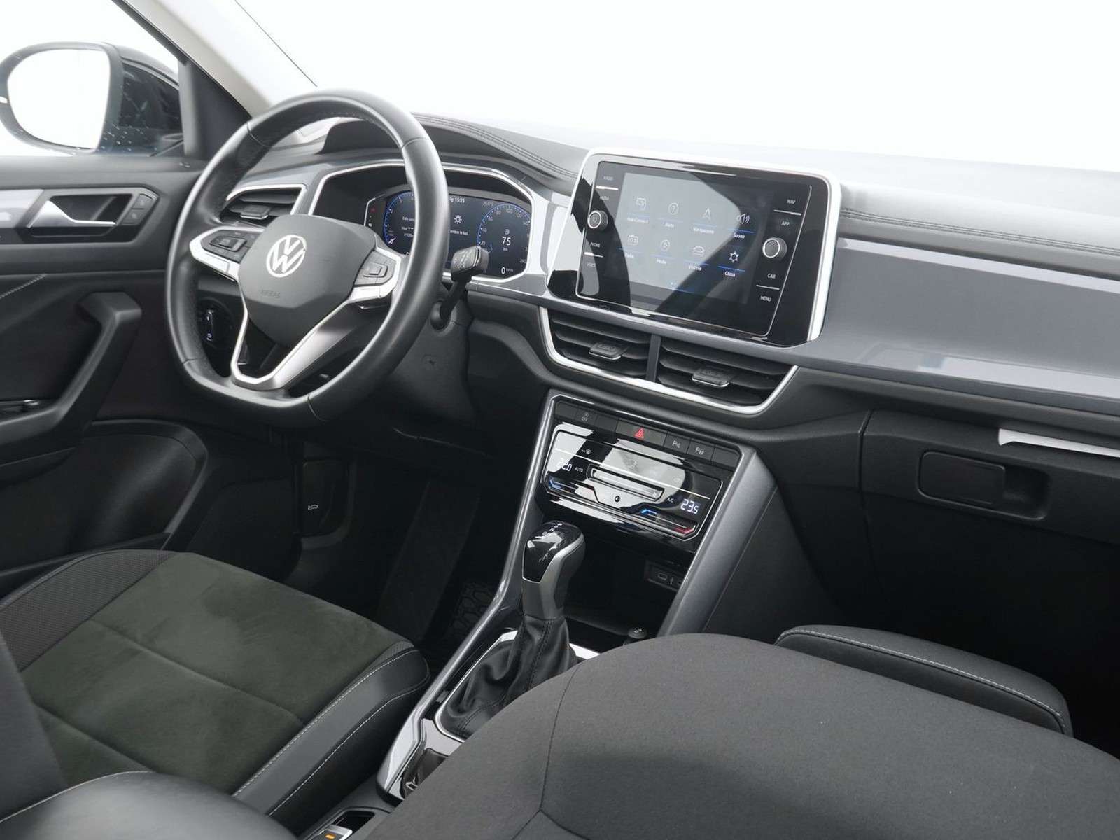 6 - Volkswagen T-Roc 1.5 tsi act style dsg