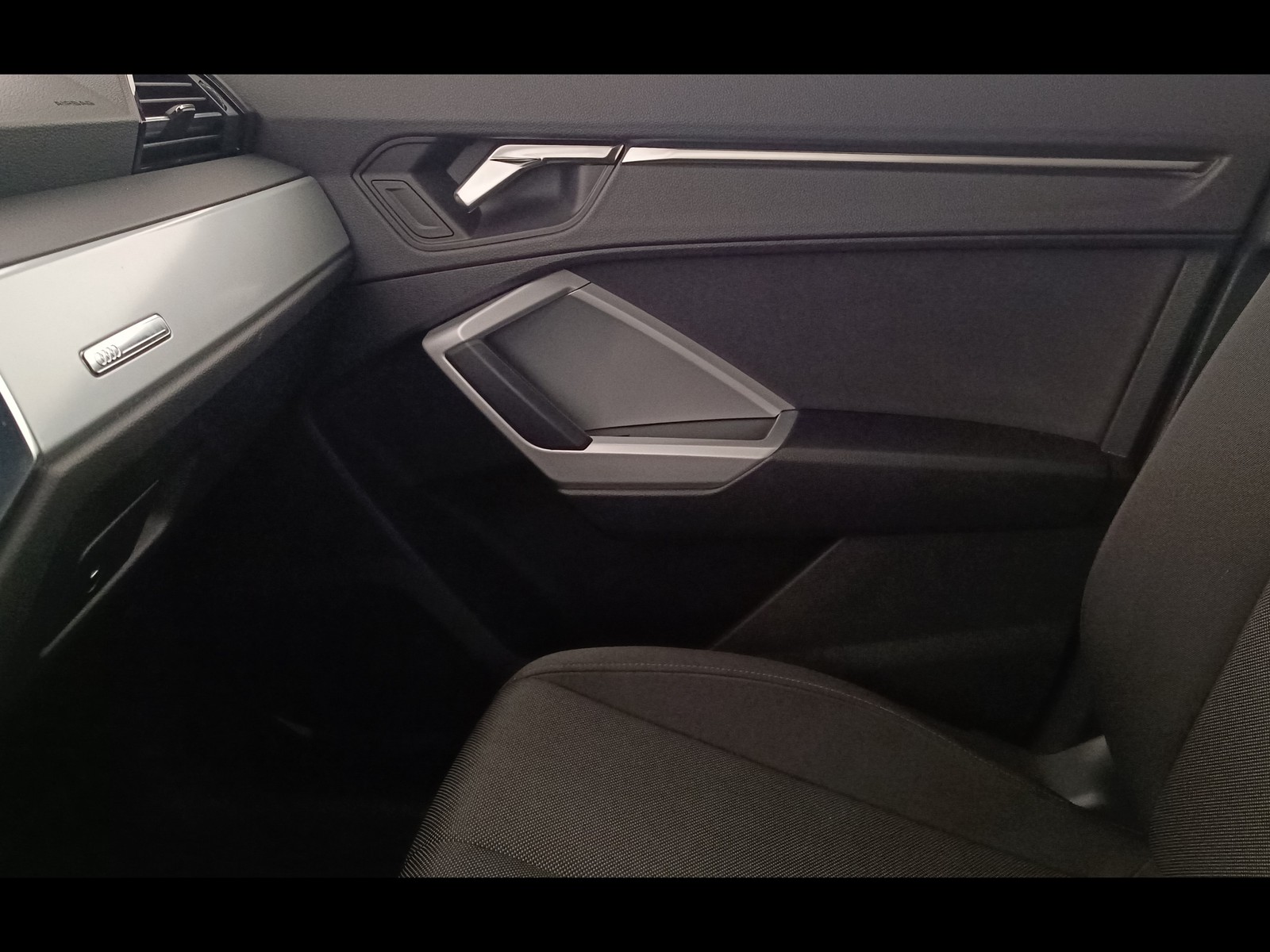 12 - Audi Q3 35 2.0 tdi s line edition s tronic