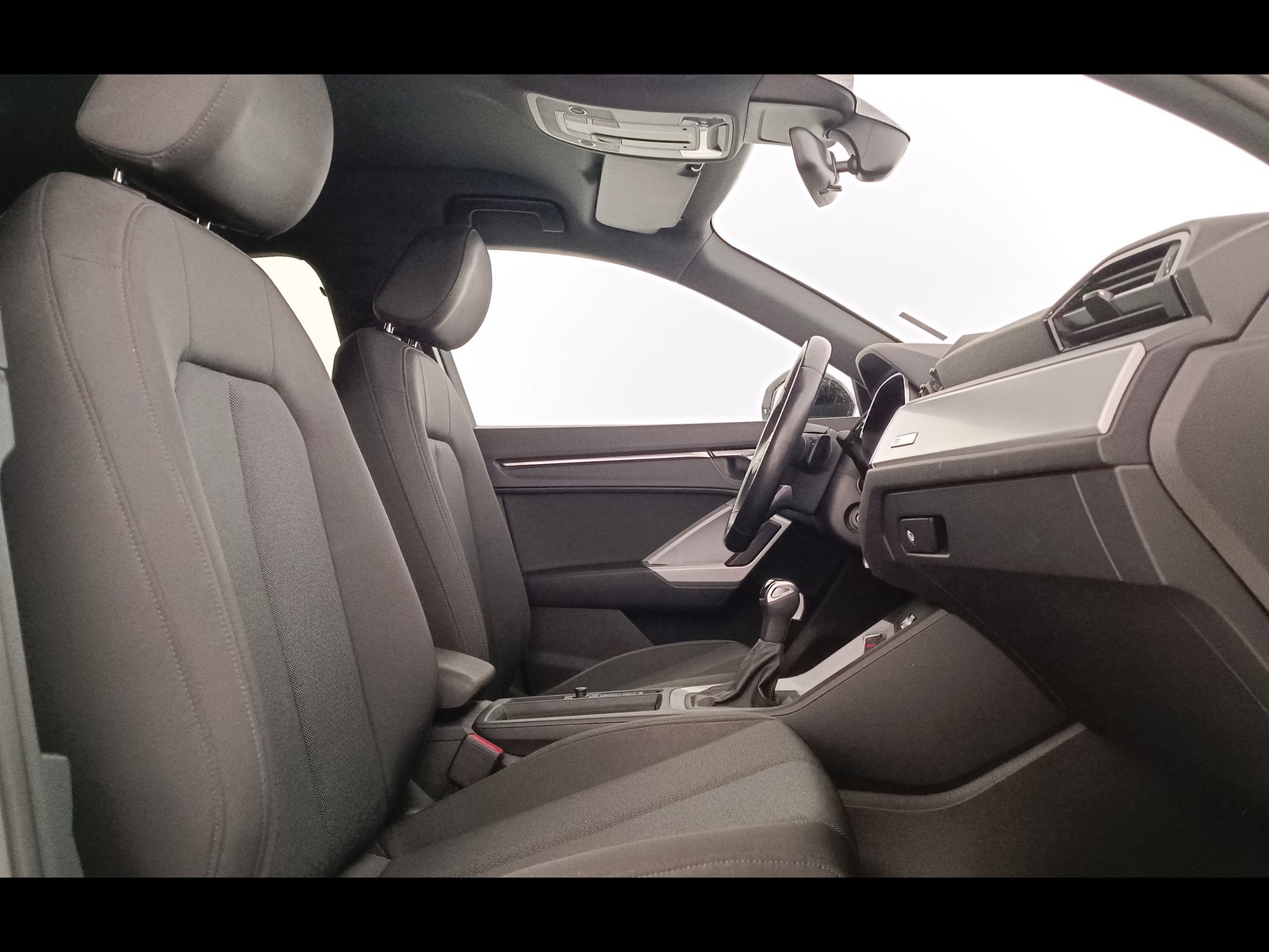 8 - Audi Q3 35 2.0 tdi s line edition s tronic