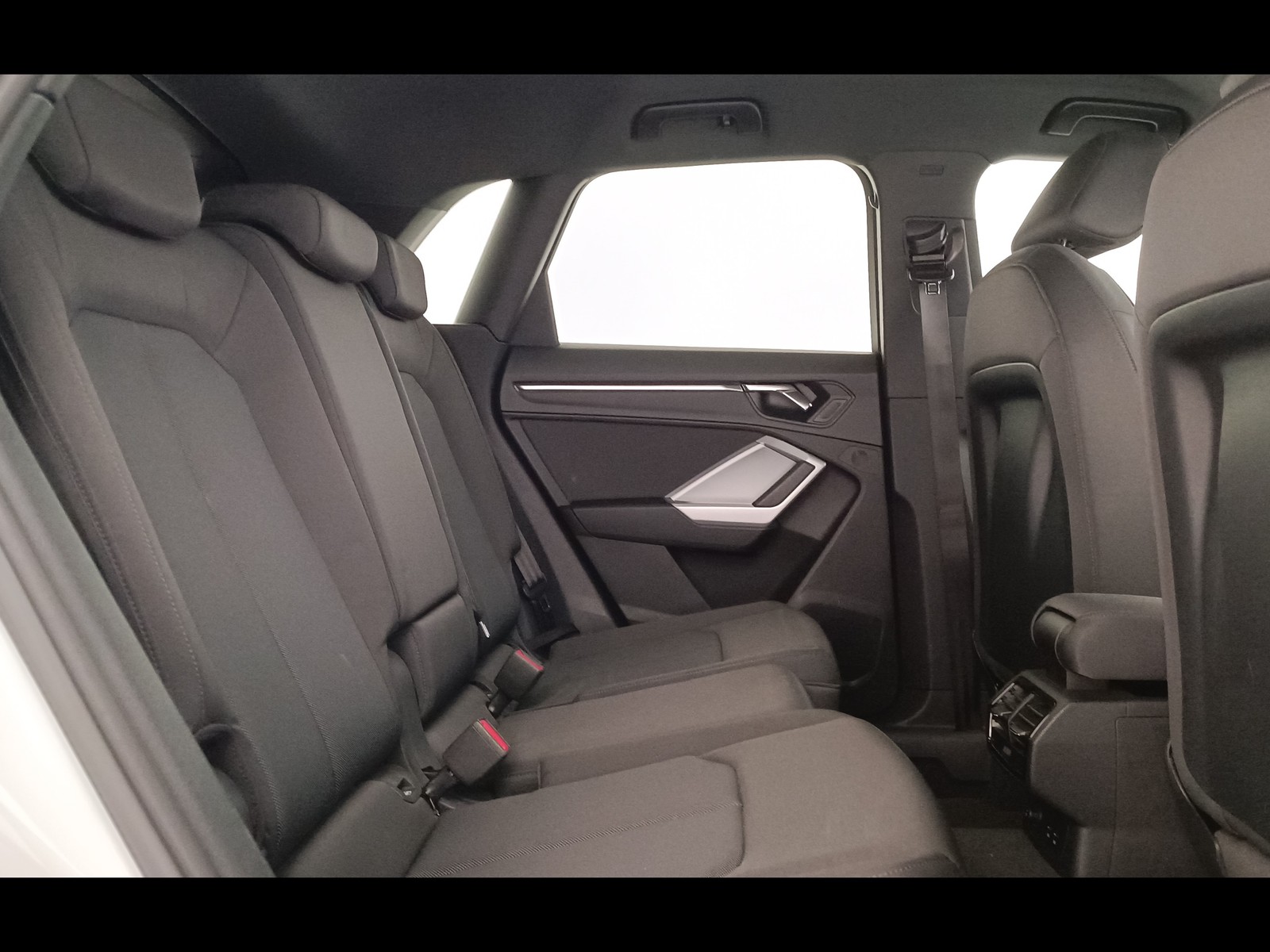 9 - Audi Q3 35 2.0 tdi s line edition s tronic