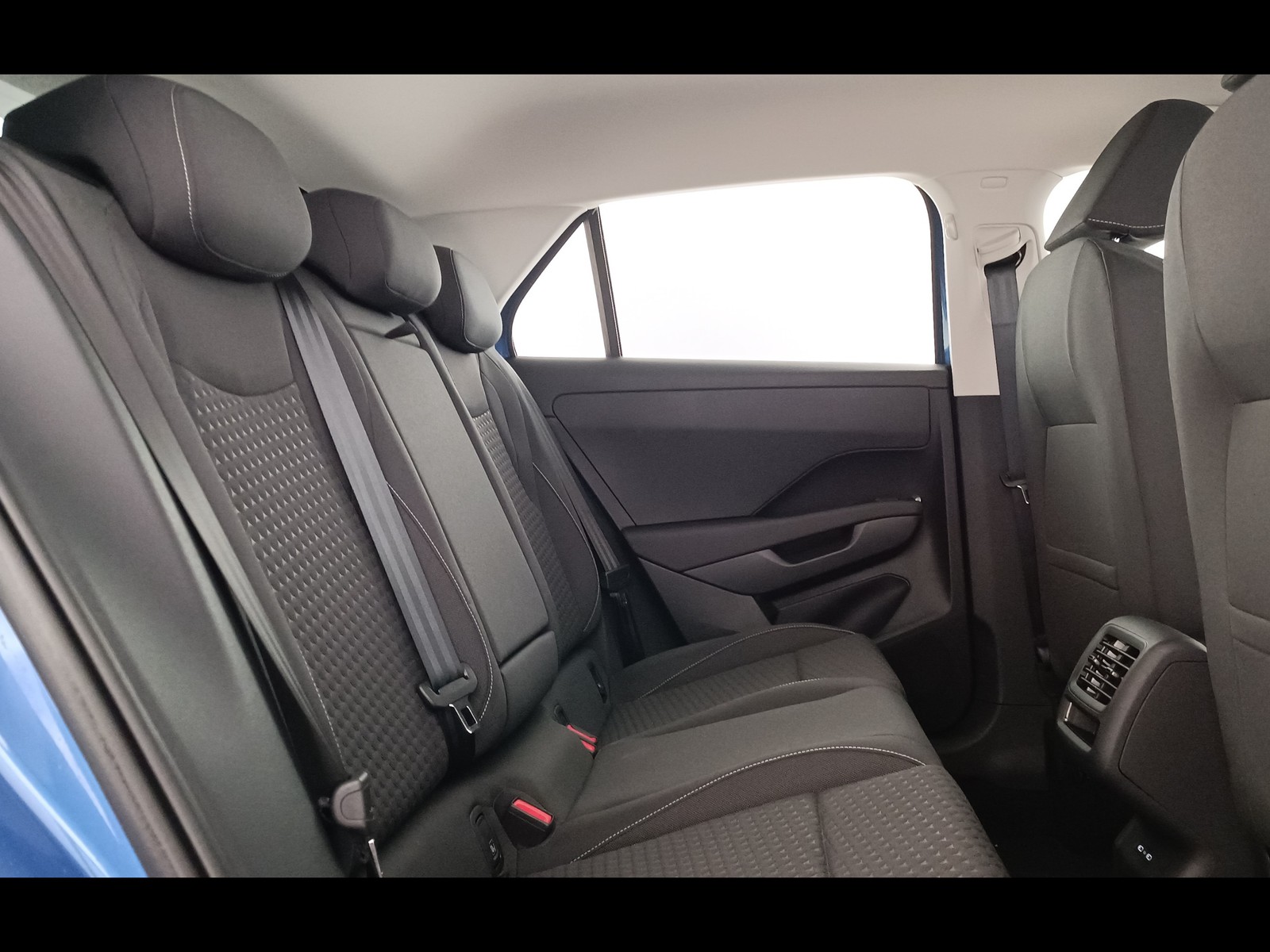 9 - Volkswagen T-Roc 1.5 etsi act 115cv life dsg