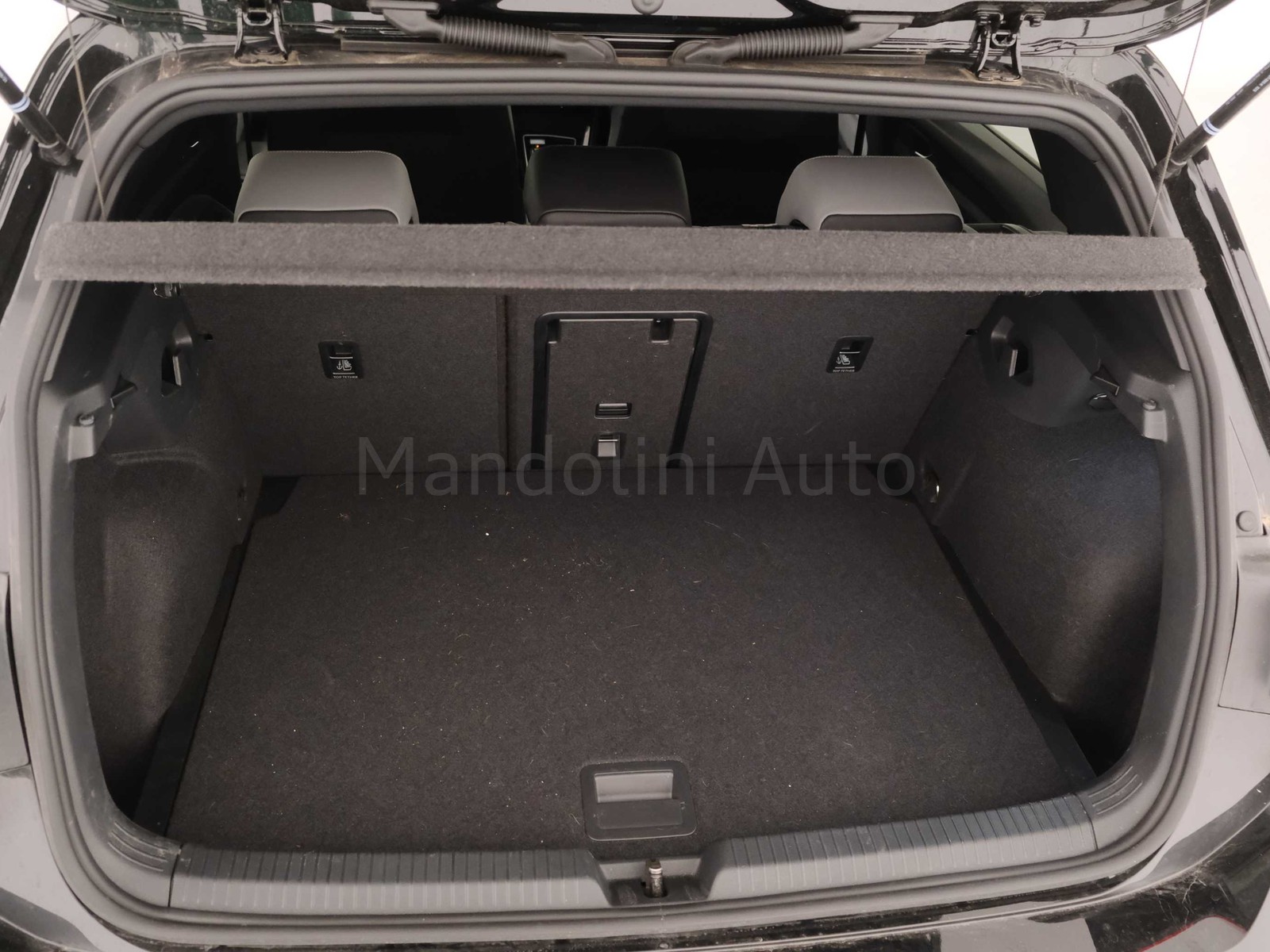 10 - Volkswagen Golf 2.0 tdi scr 150cv r-line dsg