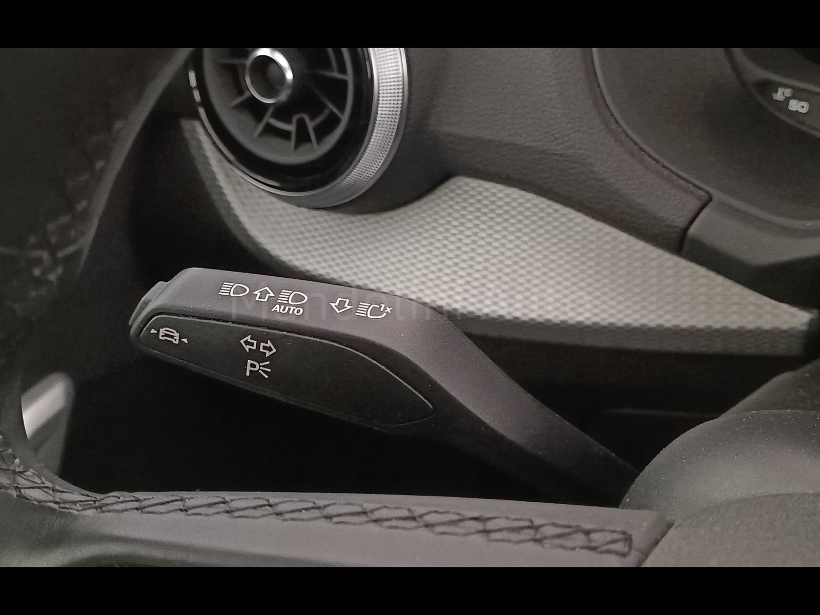 27 - Audi Q2 35 1.5 tfsi s line edition s tronic