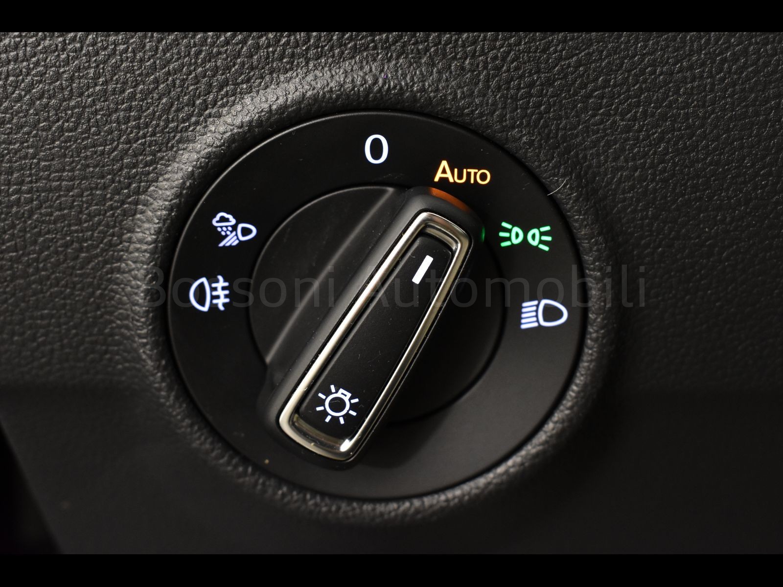 17 - Volkswagen T-Roc 2.0 tdi scr 115cv r line