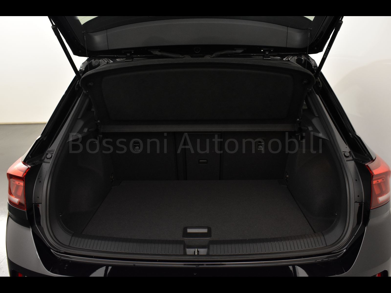 10 - Volkswagen T-Roc 2.0 tdi scr 115cv r line