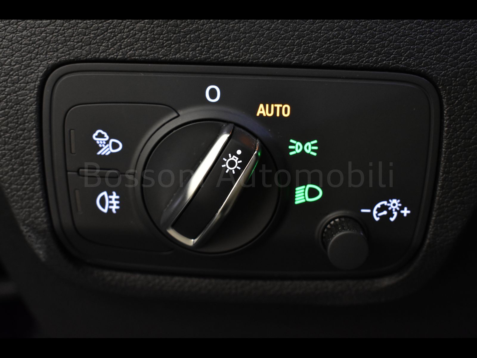 17 - Audi Q2 35 2.0 tdi s line edition s tronic