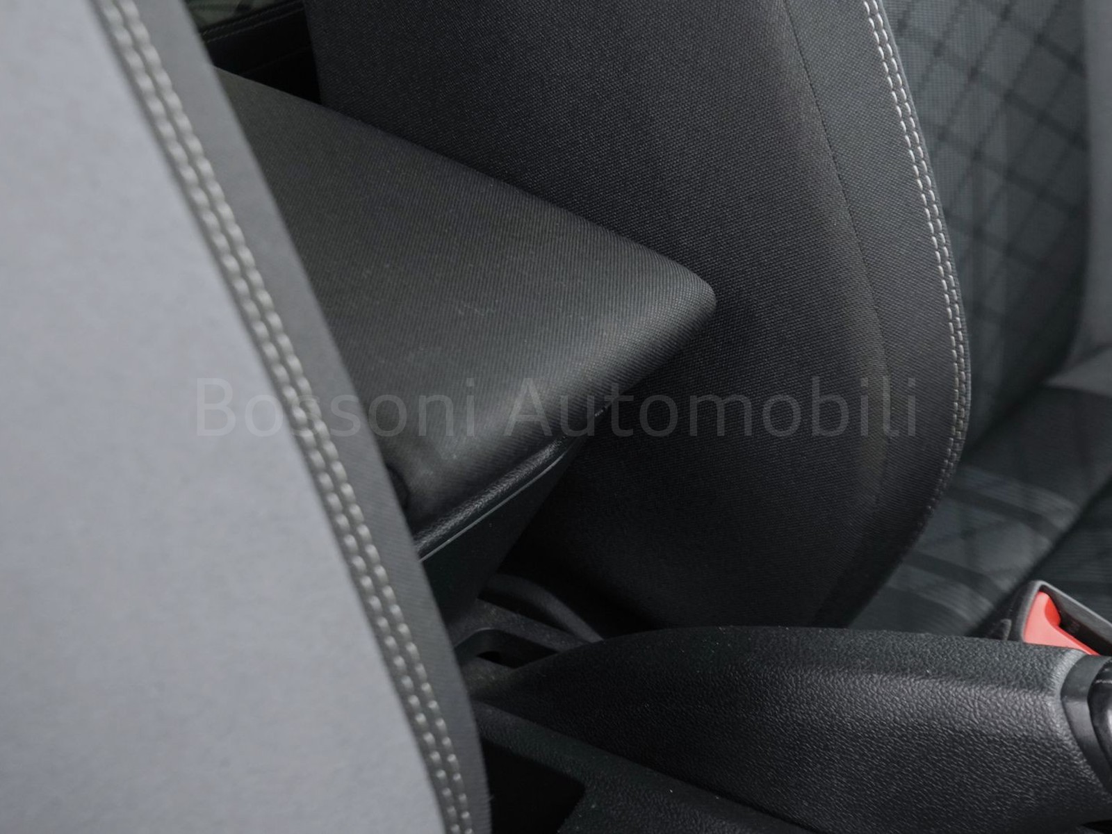 18 - Volkswagen Taigo 1.0 tsi 110cv r-line