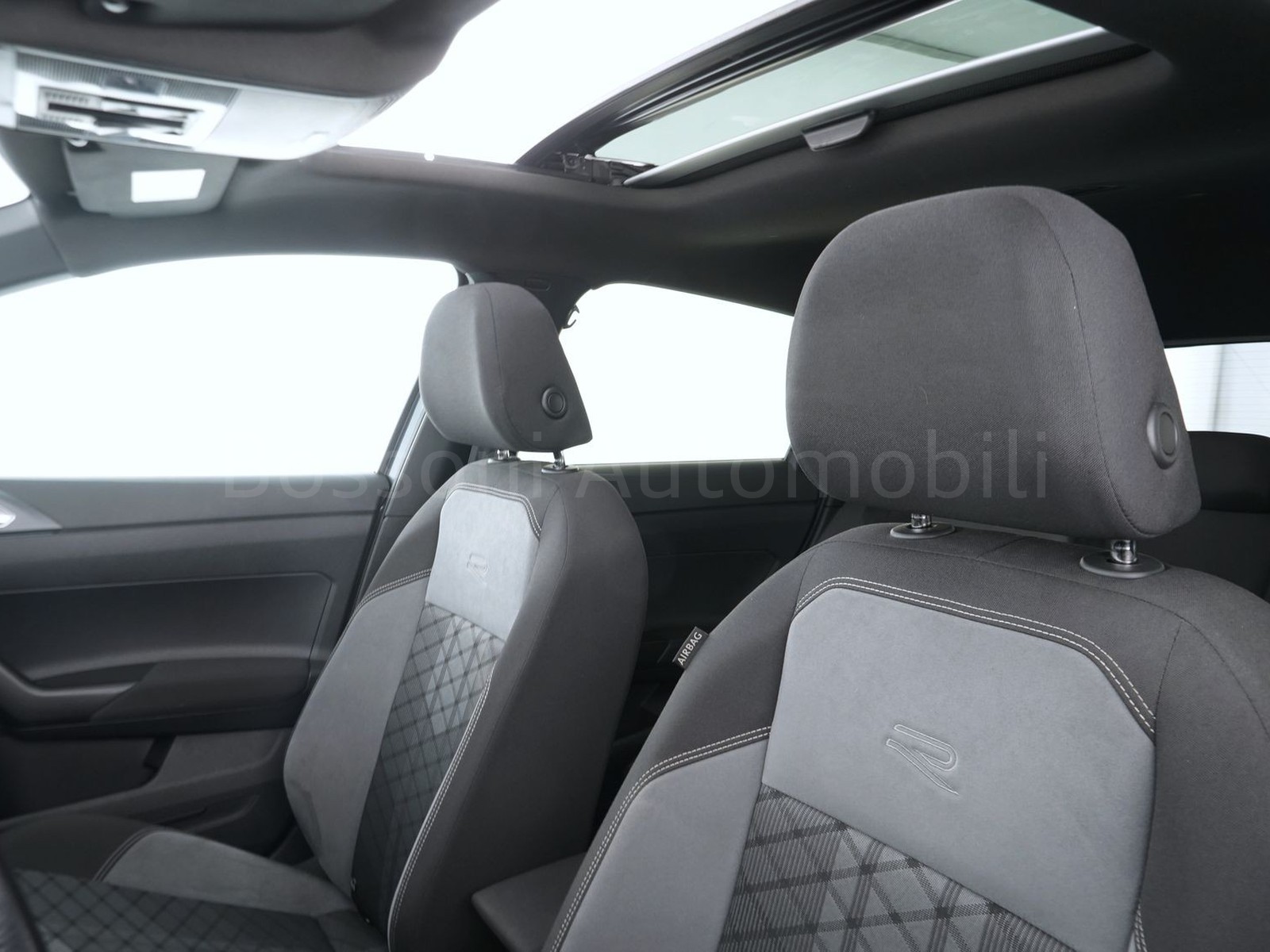 21 - Volkswagen Taigo 1.0 tsi 110cv r-line