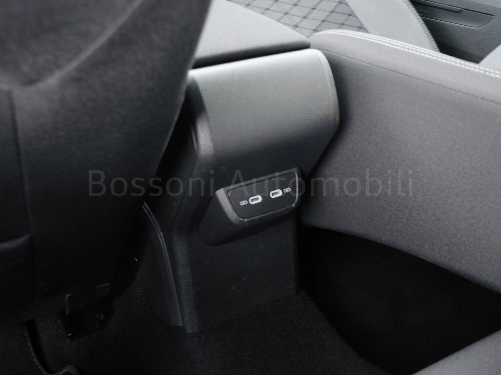 30 - Volkswagen Taigo 1.0 tsi 110cv r-line