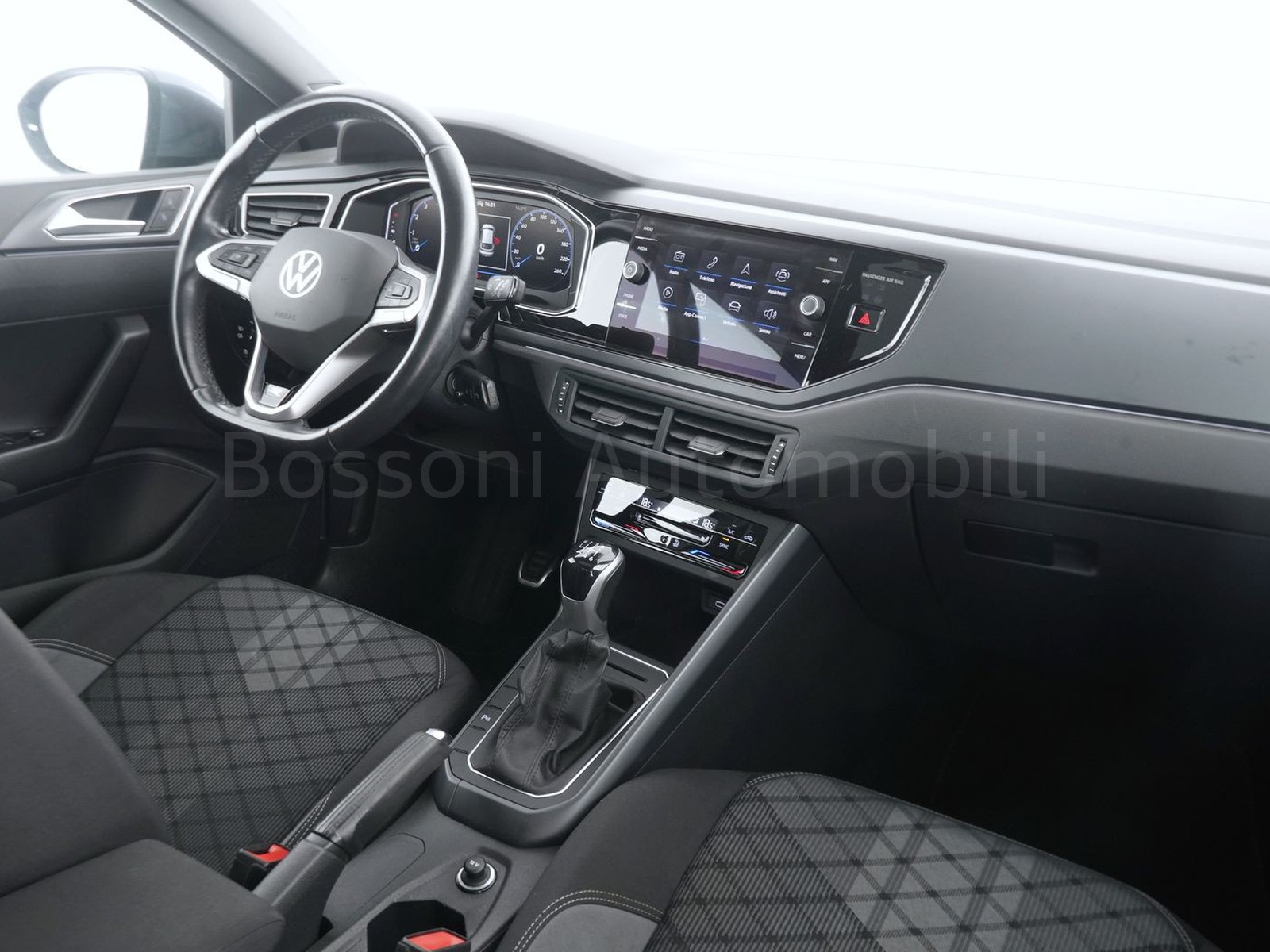 6 - Volkswagen Taigo 1.0 tsi 110cv r-line