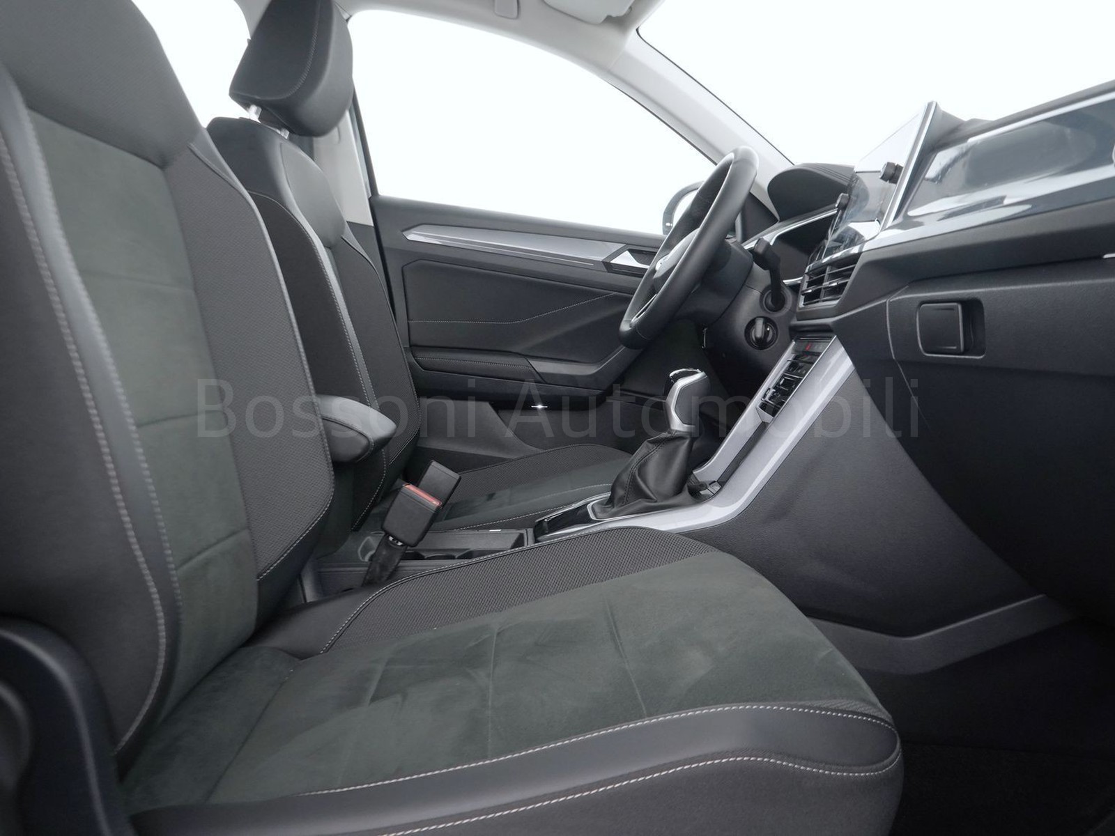 8 - Volkswagen T-Roc 1.0 tsi 115cv style