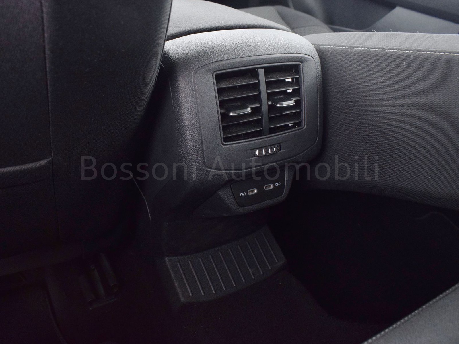 27 - Volkswagen T-Roc 1.5 tsi act life dsg