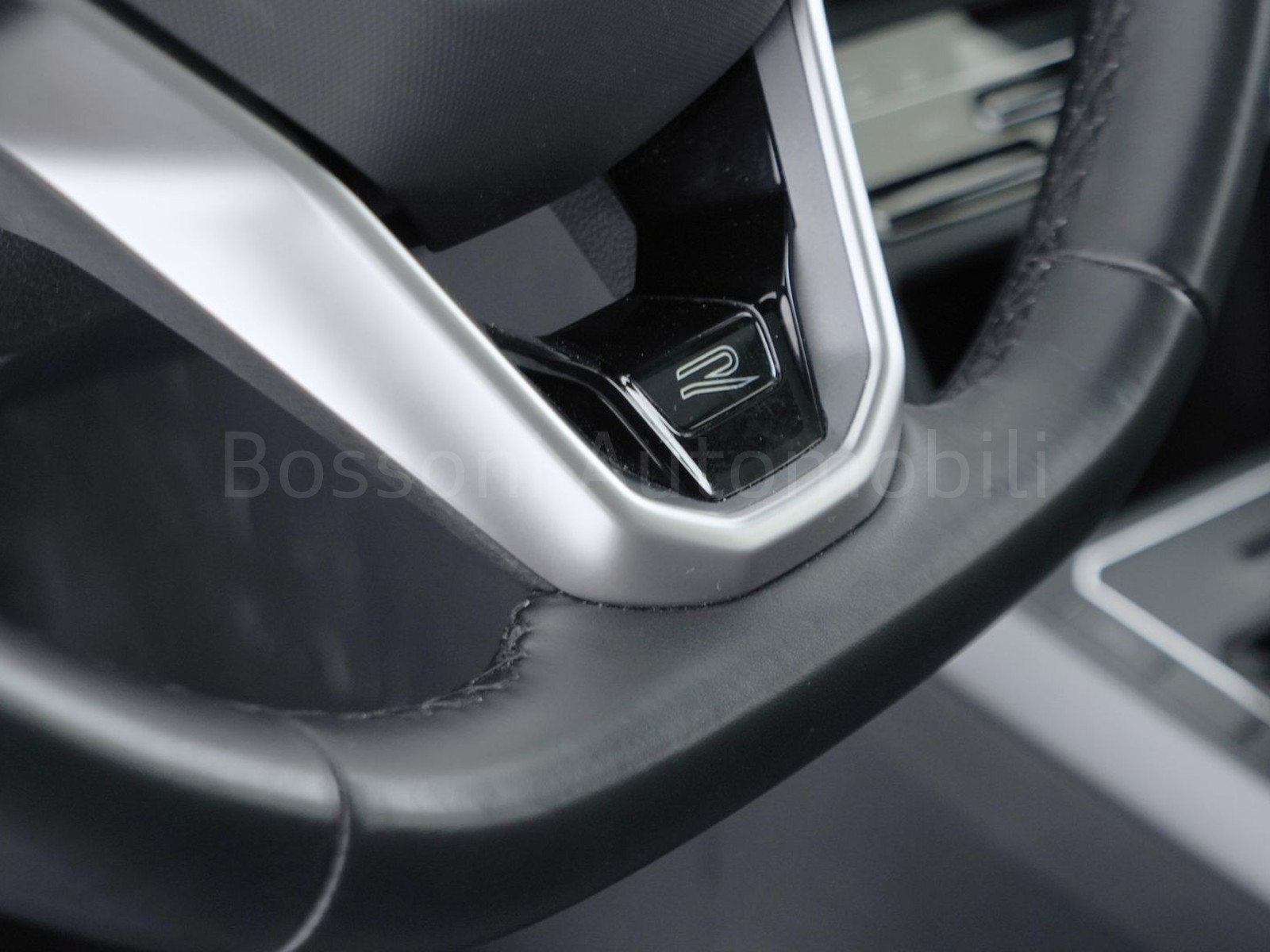 28 - Volkswagen Taigo 1.0 tsi 115cv r-line