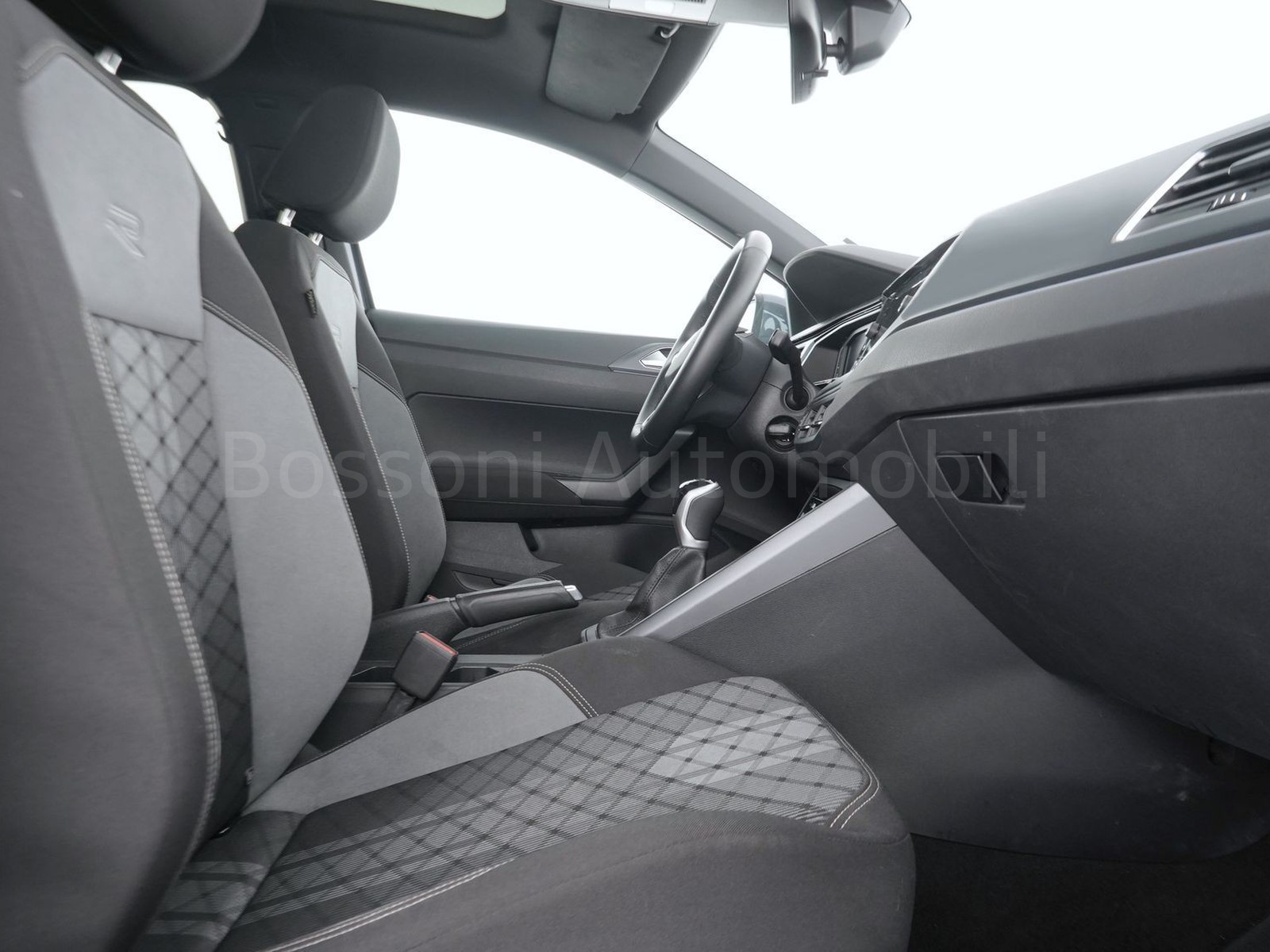 8 - Volkswagen Taigo 1.0 tsi 115cv r-line