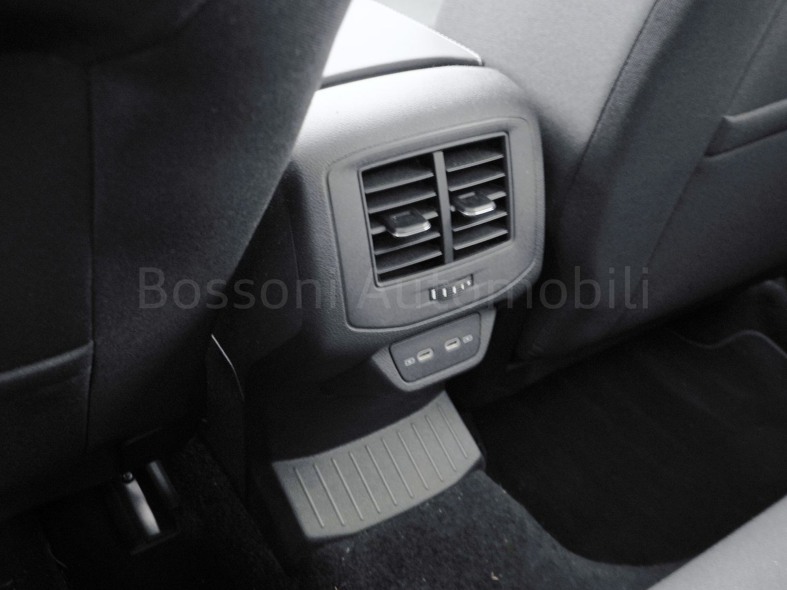 26 - Volkswagen T-Roc 1.0 tsi 110cv style