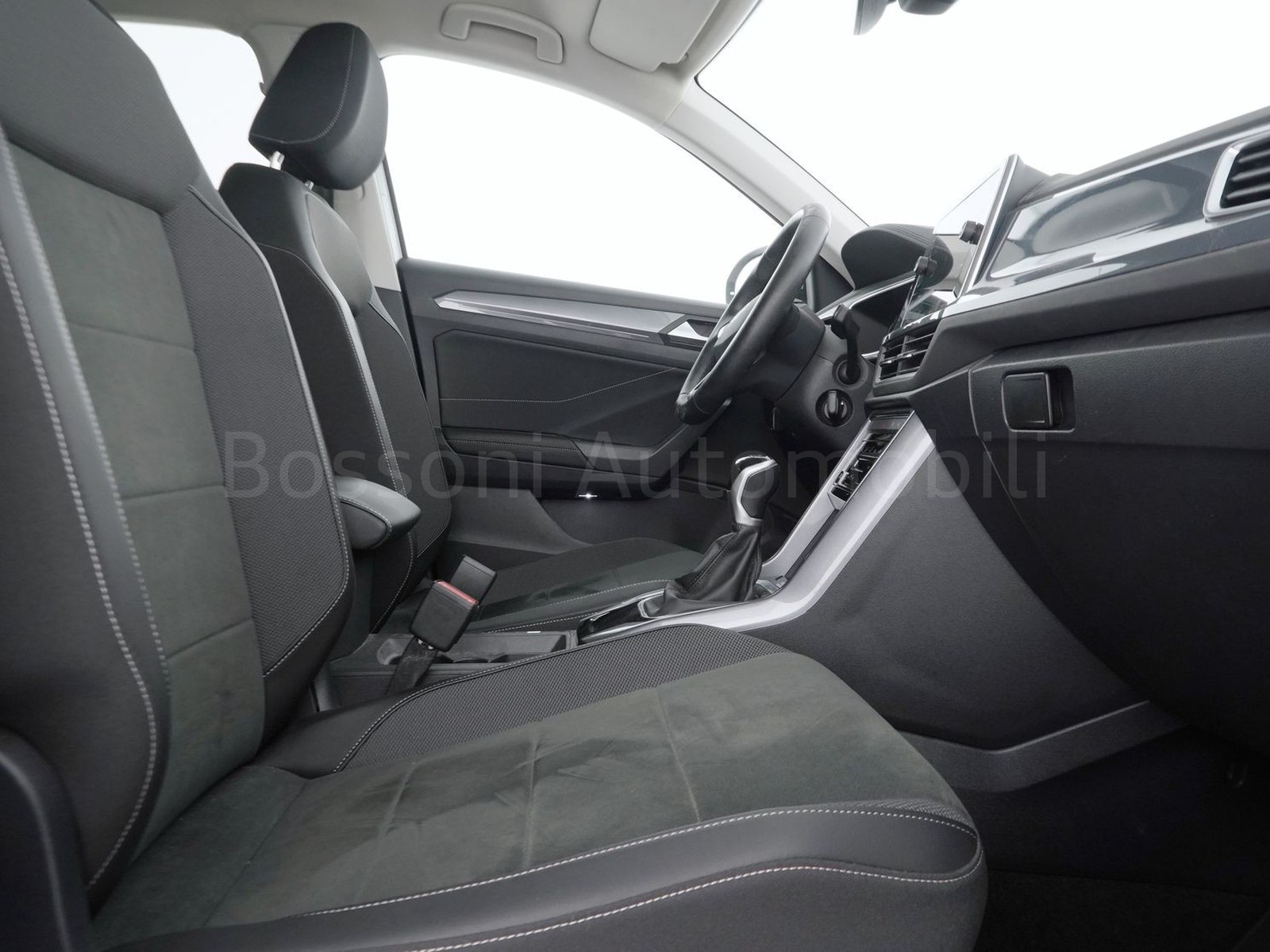 8 - Volkswagen T-Roc 1.0 tsi 110cv style