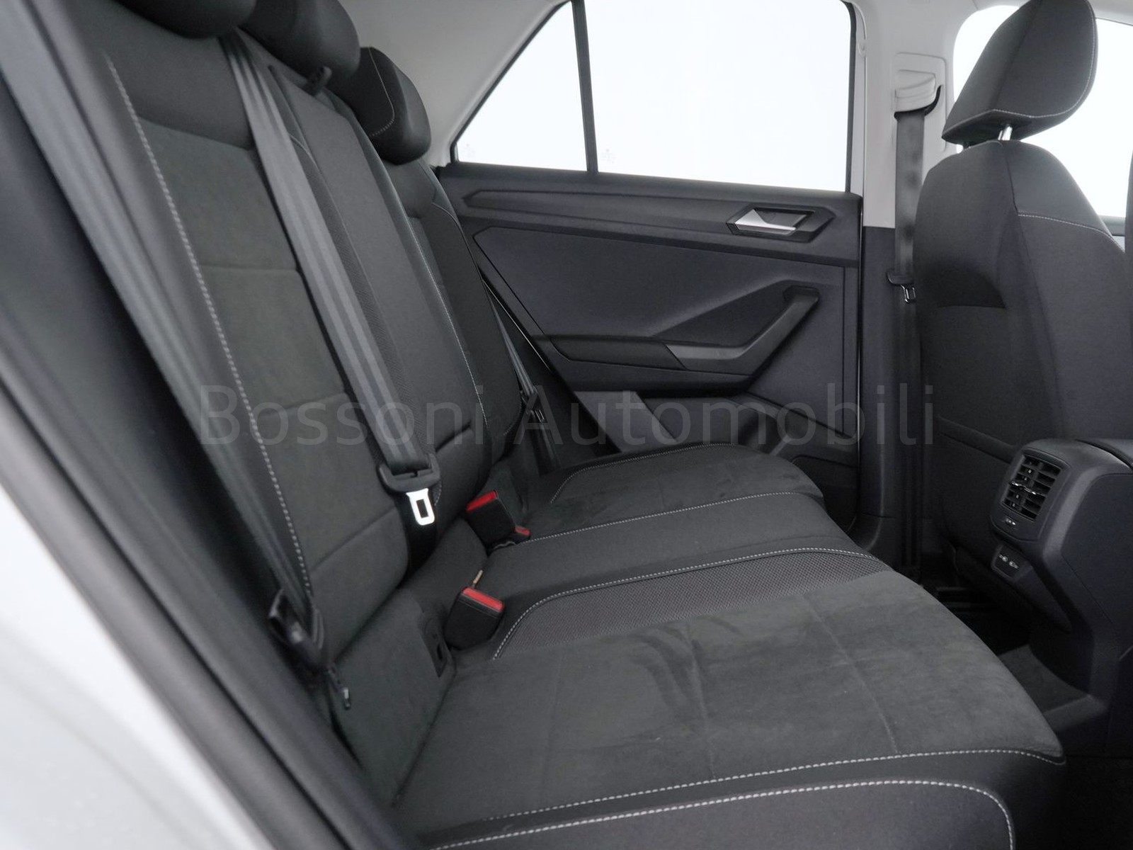 9 - Volkswagen T-Roc 1.0 tsi 110cv style