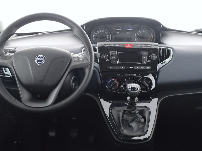 7 - Lancia Ypsilon 1.0 firefly hybrid 70cv oro