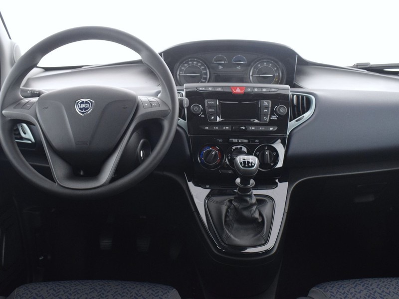 7 - Lancia Ypsilon 1.0 firefly hybrid 70cv oro