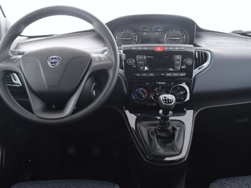 7 - Lancia Ypsilon 1.0 firefly hybrid 70cv oro