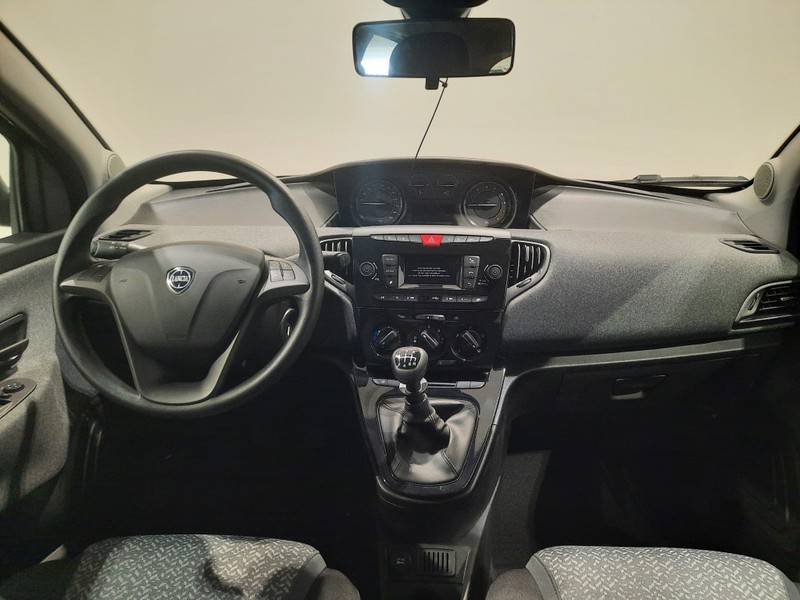 7 - Lancia Ypsilon 1.0 firefly hybrid 70cv silver plus