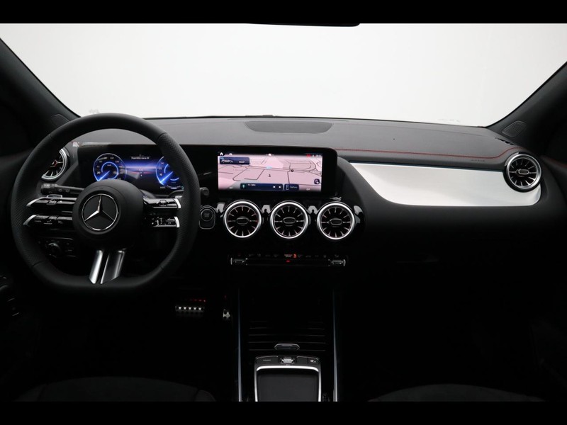 13 - Mercedes EQA 350 amg line advanced 4matic