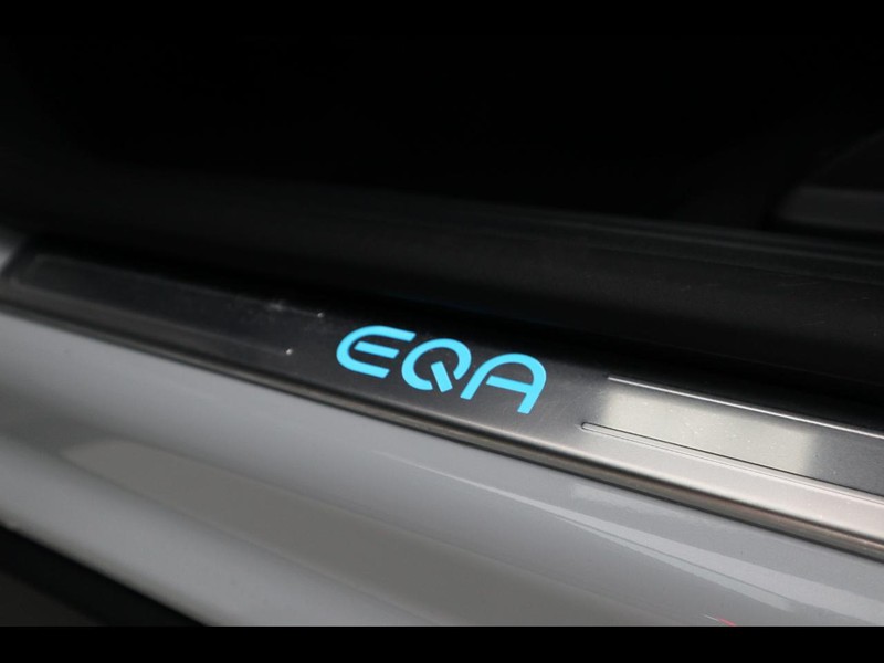 19 - Mercedes EQA 300 sport 4matic