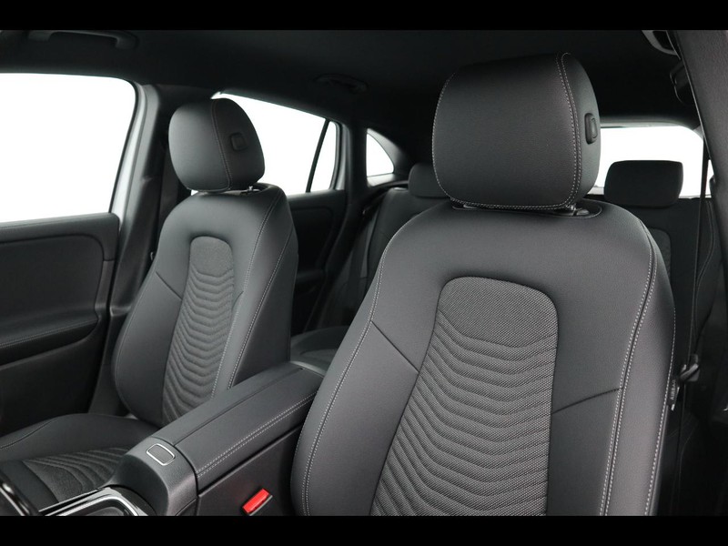 7 - Mercedes EQA 300 sport 4matic