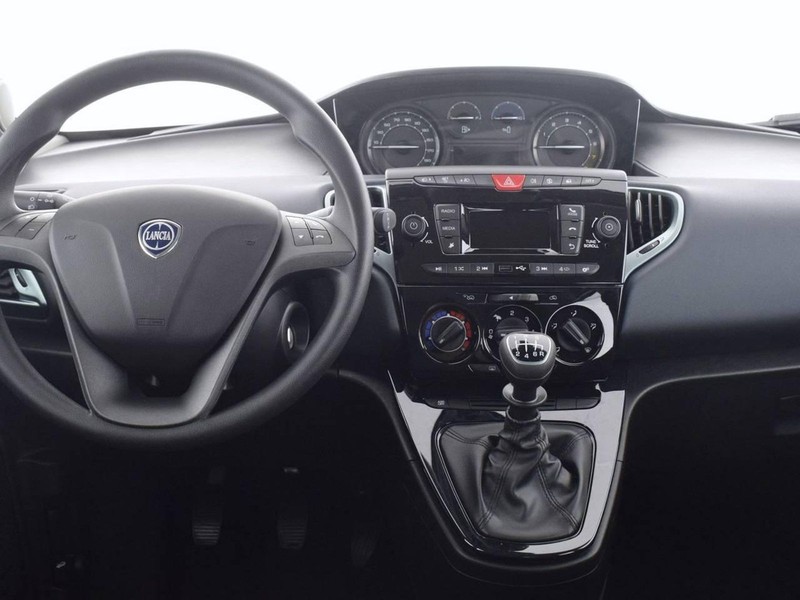 7 - Lancia Ypsilon 1.0 firefly hybrid 70cv oro s&s