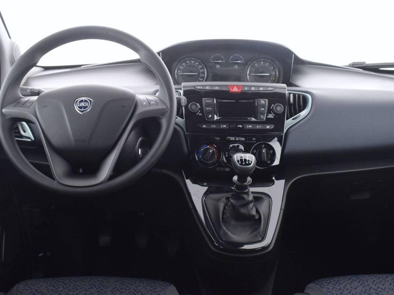 7 - Lancia Ypsilon 1.0 firefly hybrid 70cv oro s&s