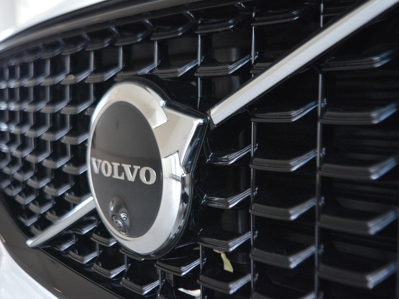 19 - Volvo XC60 2.0 t6 recharge plug-in hybrid  ultimate dark awd automatico obc 6,4kw