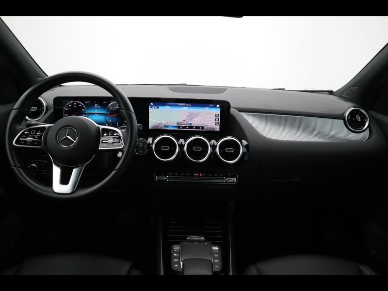 13 - Mercedes GLA 180 d sport plus 8g-dct