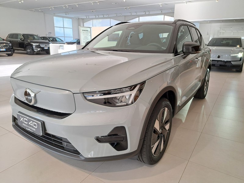 1 - Volvo XC40 single motor extended range plus rwd edt