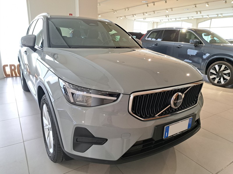 13 - Volvo XC40 2.0 b3 core automatico