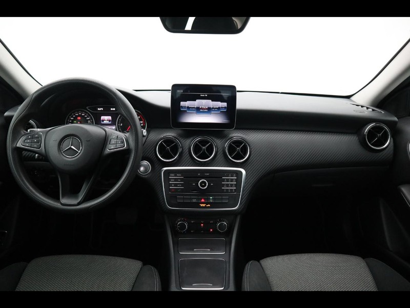 13 - Mercedes GLA 200 d business 7g-dct