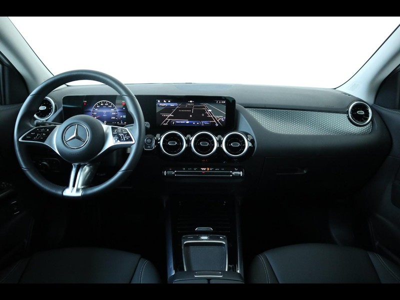 13 - Mercedes GLA 180 d progressive advanced 8g-dct