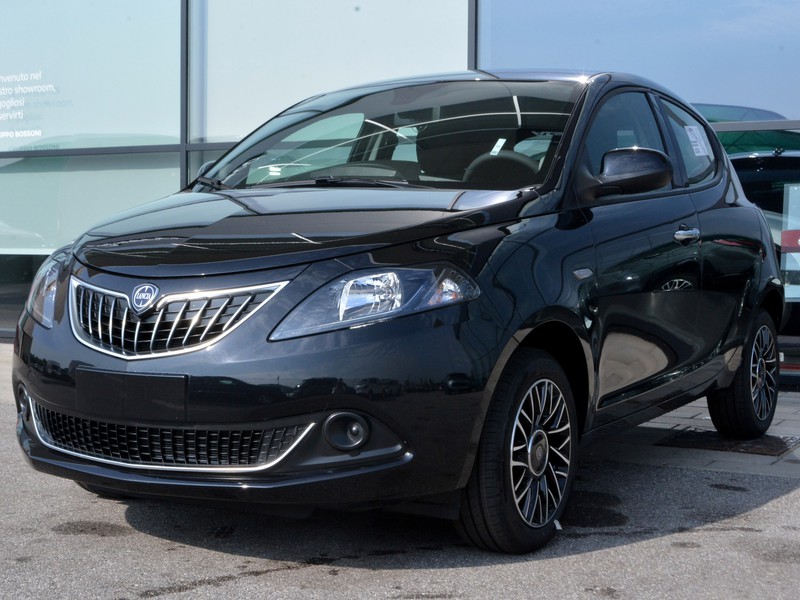 1 - Lancia Ypsilon 1.0 firefly hybrid 70cv platino s&s