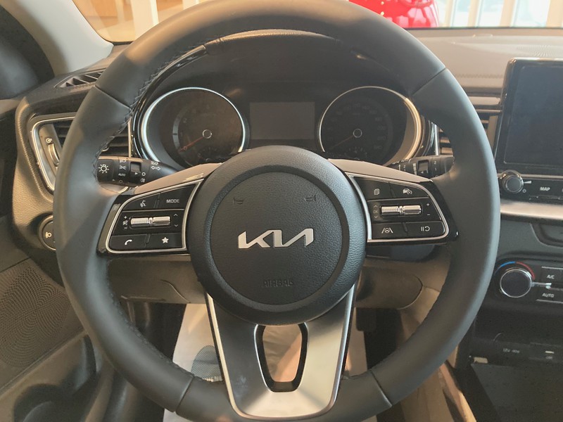 13 - Kia Xceed 1.5 t-gdi mhev 140cv business mt