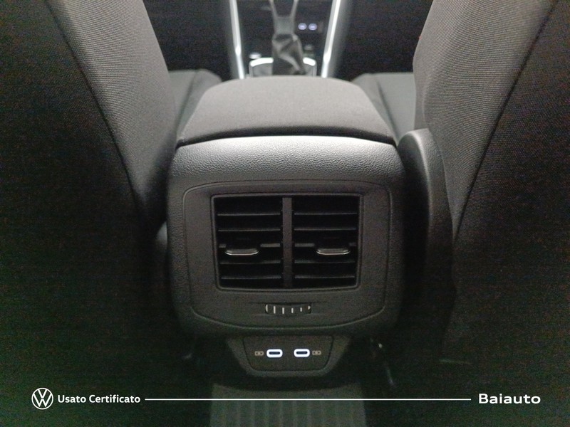 13 - Volkswagen T-Roc 1.0 tsi 115cv life