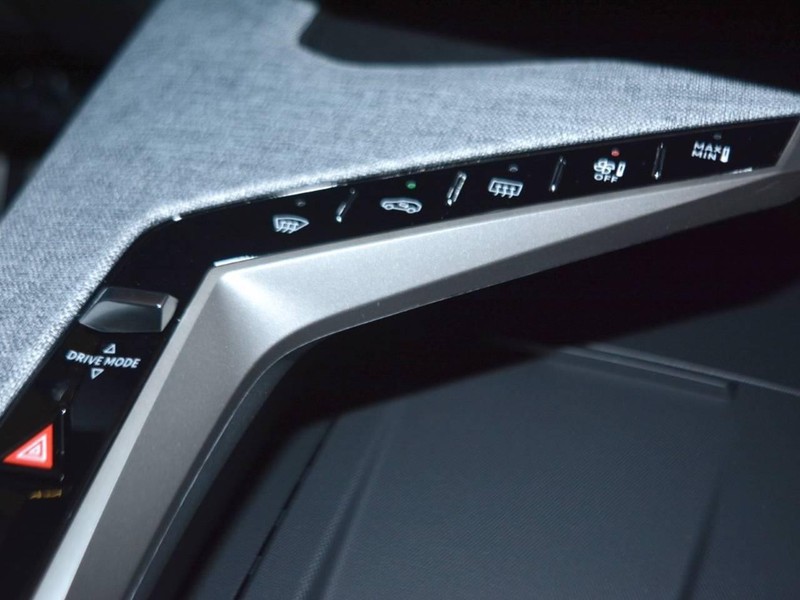 19 - Peugeot 3008 1.2 hybrid 145cv gt e-dcs6