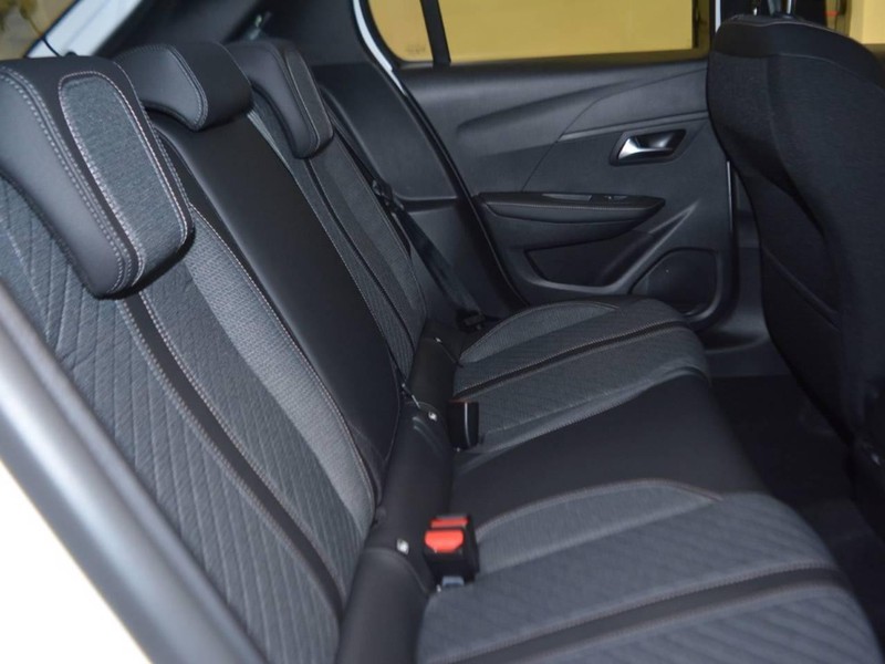 7 - Peugeot 208 1.2 hybrid 48v 110cv allure e-dcs6