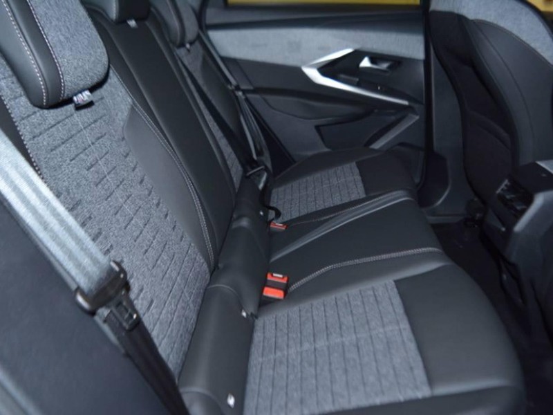 7 - Peugeot 3008 1.2 hybrid 136cv allure e-dcs6